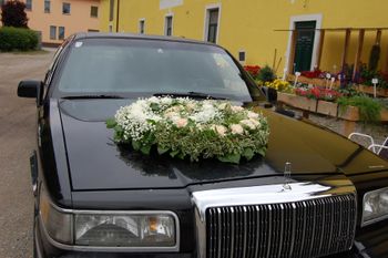Blumenschmuck auf Limousine